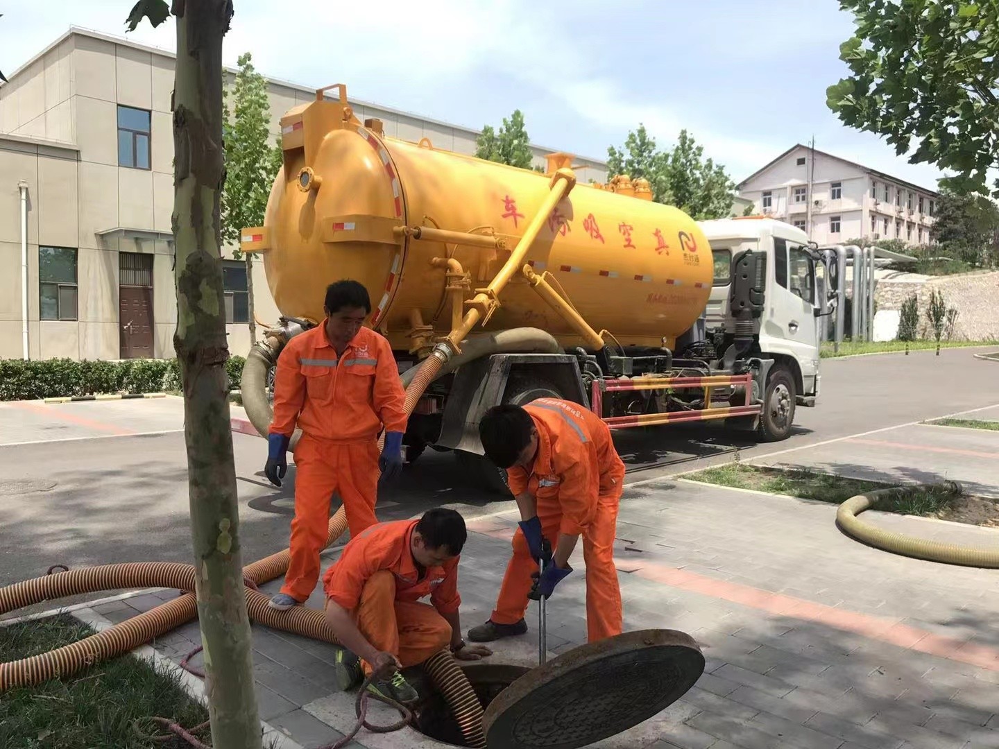 虎门港管委会管道疏通车停在窨井附近