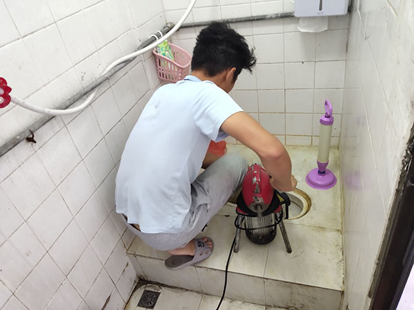 虎门港管委会管道堵塞冒臭气 专业师傅现场解决问题