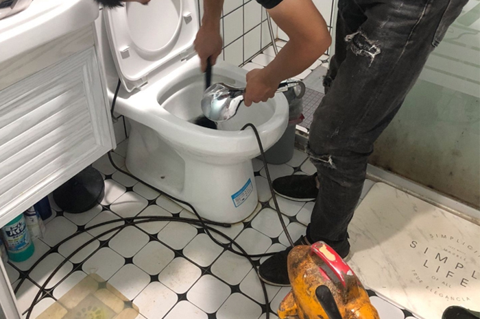虎门港管委会马桶堵塞自己疏通还是找师傅?专业上门服务让你省时更省心